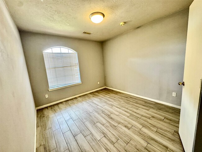 Building Photo - 16214 Mission Glen Dr