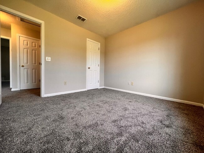 Building Photo - AVAILABLE LATE AUGUST | RECENTLY RENOVATED...