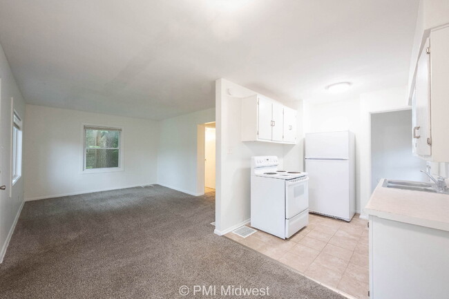 Building Photo - "Cozy 2-Bedroom Gem in Indianapolis – Your...