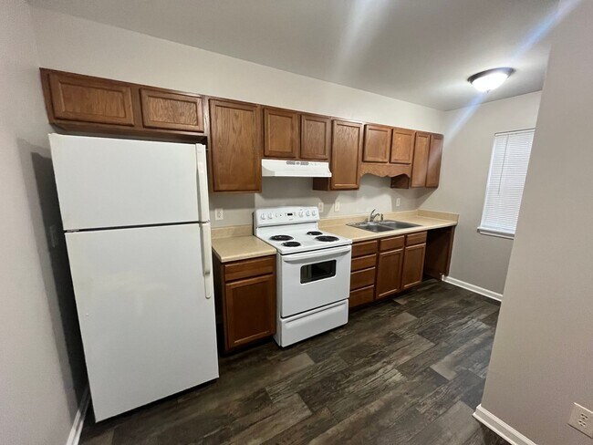 Building Photo - Two bedroom, 1.5 bath condo in High Point--Oakmont Condominiums