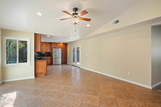 Building Photo - 824 Prince Ave