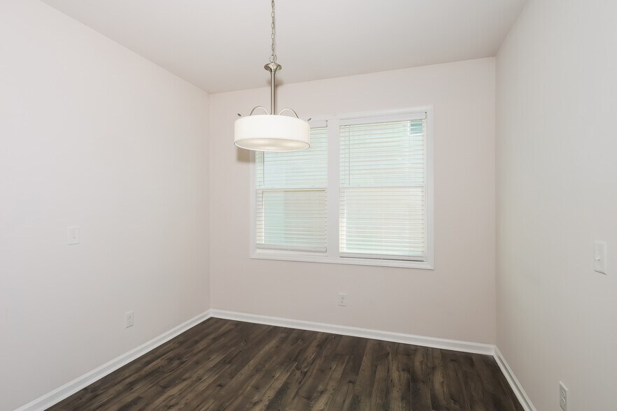 Building Photo - 875 Delta Ln