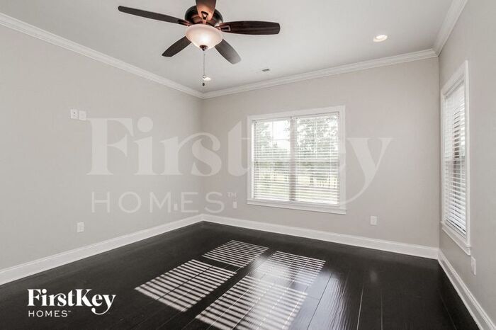 Building Photo - 172 Greythorn Dr