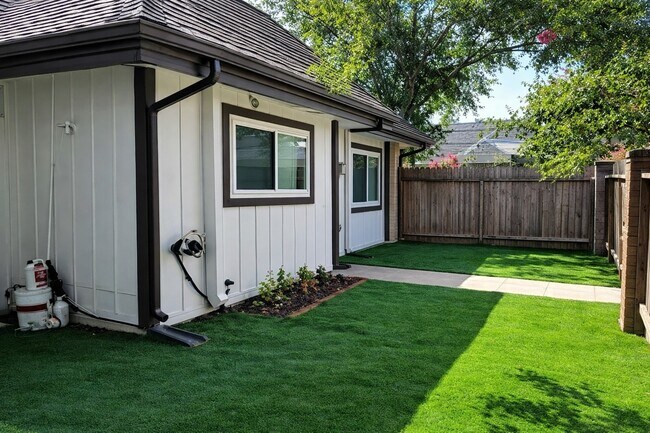Building Photo - 12026 Mighty Oak Dr