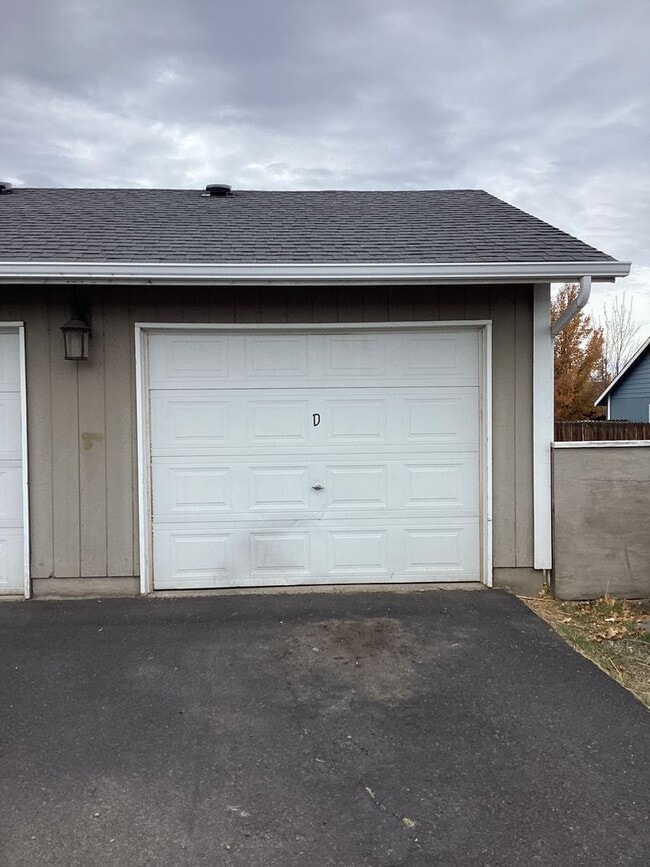 Building Photo - 2040-2040 NE Elk St