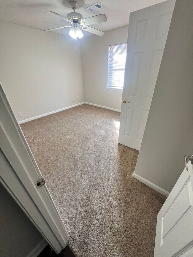 Building Photo - Beautiful 2 bedroom 2 bathroom ranch duplex Now Ready!