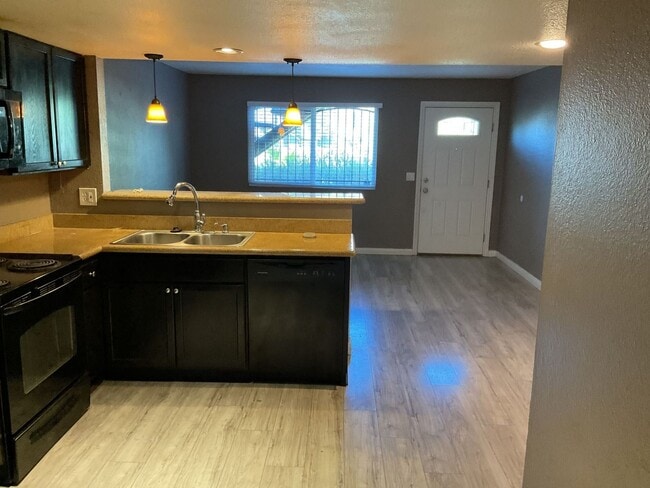 Building Photo - Charming 2-Bedroom Ground-Floor Gem with M...