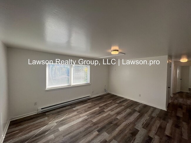 Building Photo - Suburban 739-741