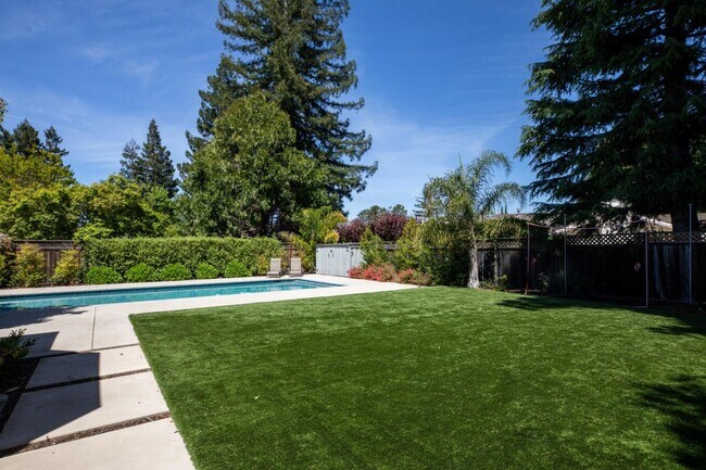 Building Photo - 955 Stanley Ave