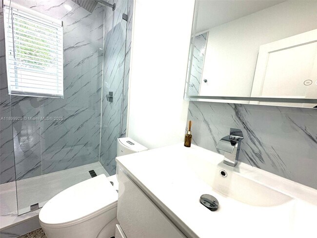 Building Photo - 401 SE 14th Ct