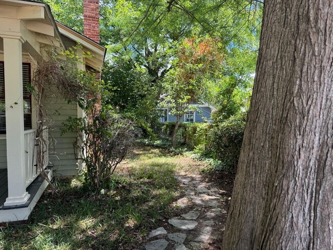 Building Photo - Cute Bungalow Near NC State Fairgrounds - ...