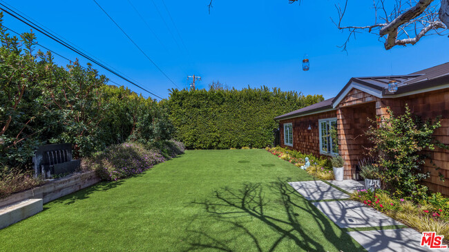 Building Photo - 6540 Dume Dr