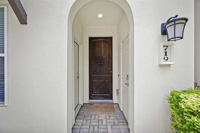 Building Photo - 719 Leverkuhn St