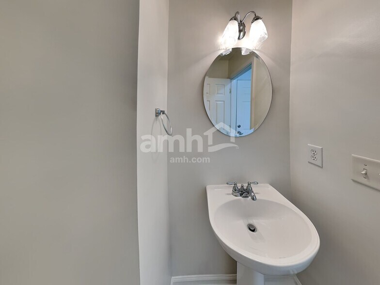 Building Photo - 9428 Meadowmont View Dr