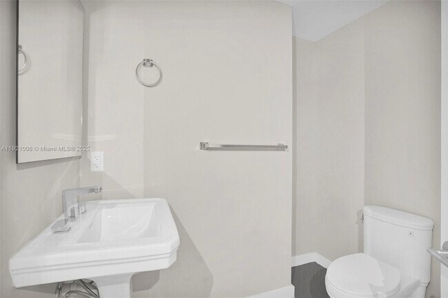 Building Photo - 1010 SW 2nd Ave