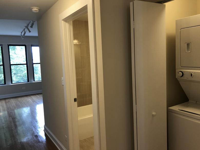 Living Room to Bathroom/Laundry - 1114 W Balmoral Ave