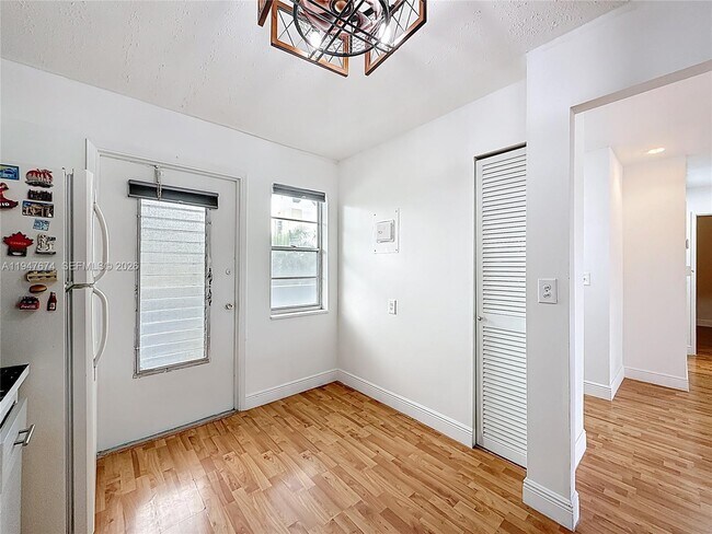 Building Photo - 1000 NE 14th Ave