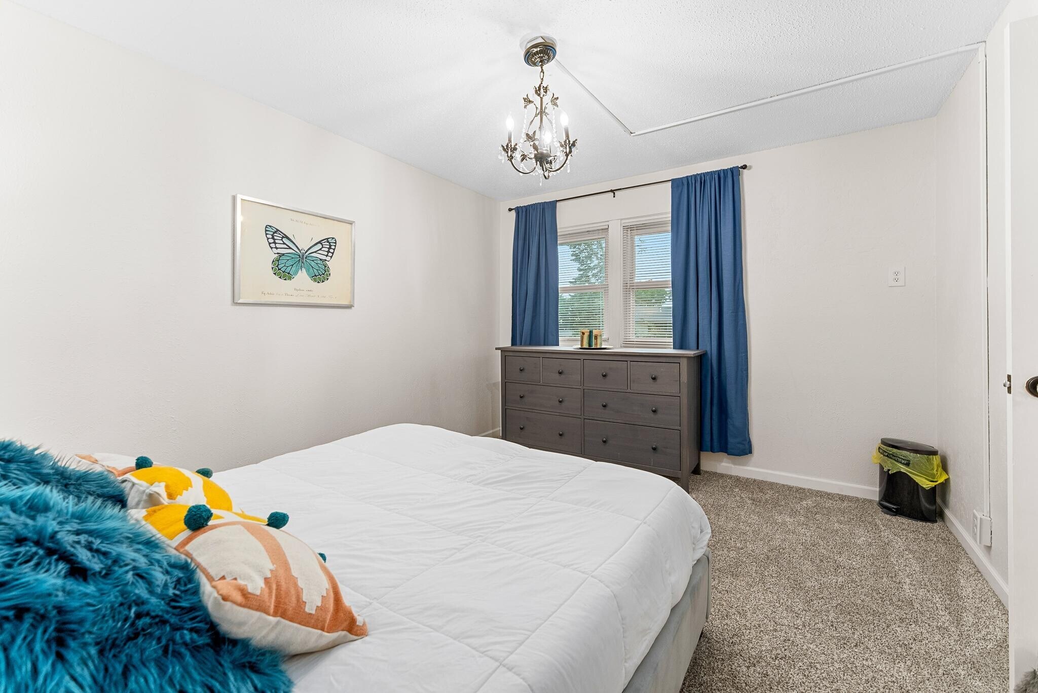 Building Photo - 1304 E Sylvan Cir