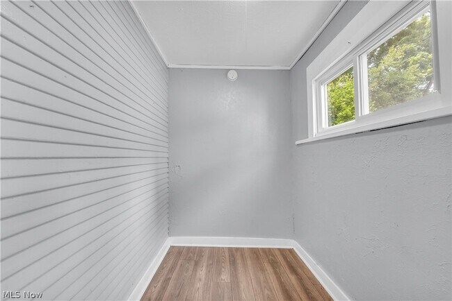 Building Photo - 1174 La Croix Ave