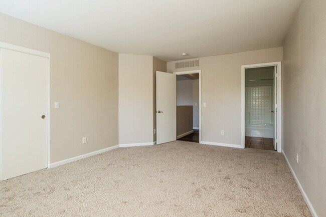 Building Photo - 11621 W Bloomfield Rd