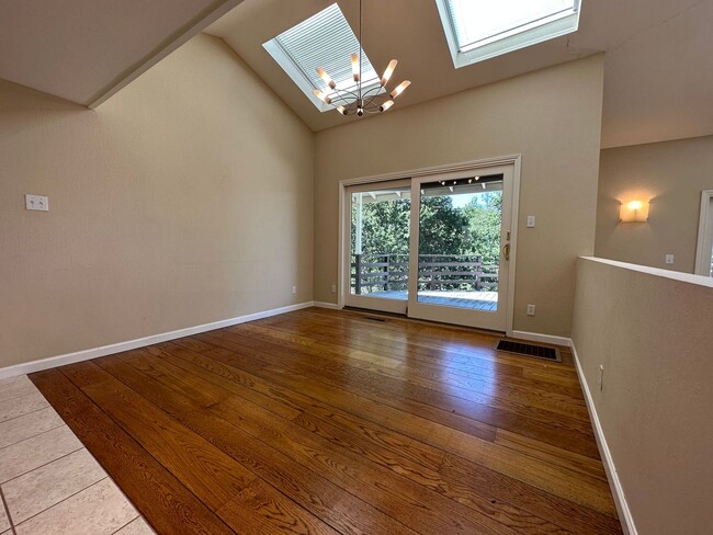 Building Photo - Fabulous LAH home, close town location, sp...