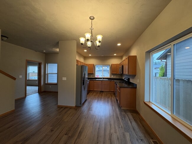 Building Photo - 348 Watercress St