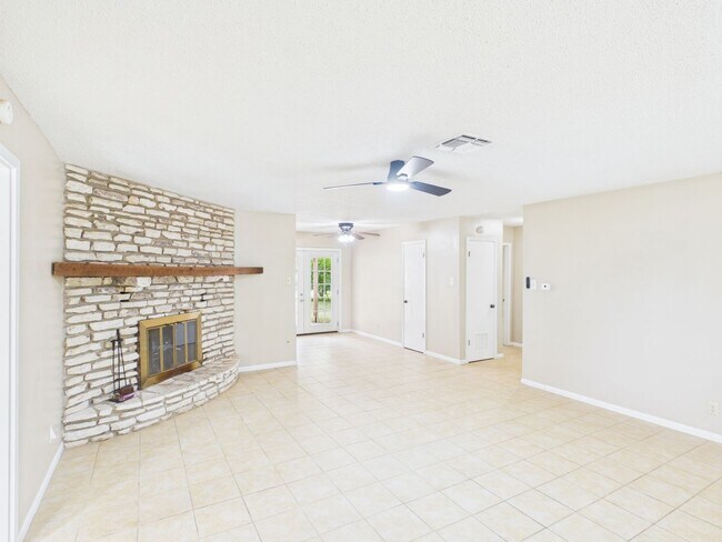 Building Photo - 328 Glenmoor Dr