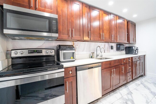 Building Photo - 18071 Biscayne Blvd