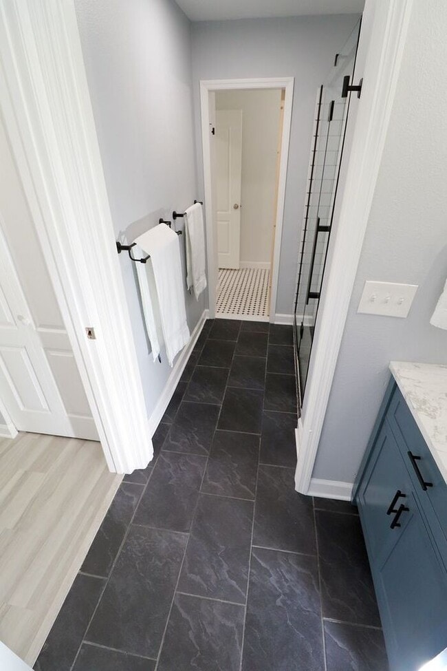 Building Photo - Newly renovated first floor condo! 2 bedrooms