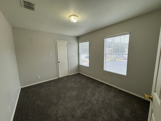 Building Photo - SPACIOUS 4 BR ON A CUL-DE-SAC W/ 2 LIVING AREAS & 2 EATING AREAS*STORAGE SHED*COVERED PATIO*EASY ...