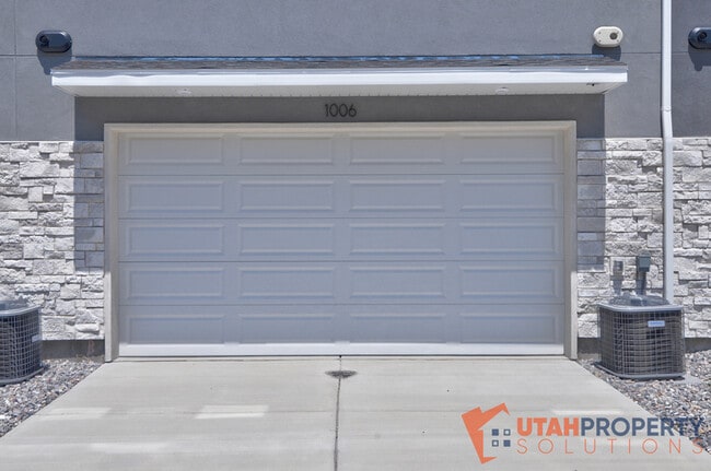 Building Photo - 1006 W 430 S