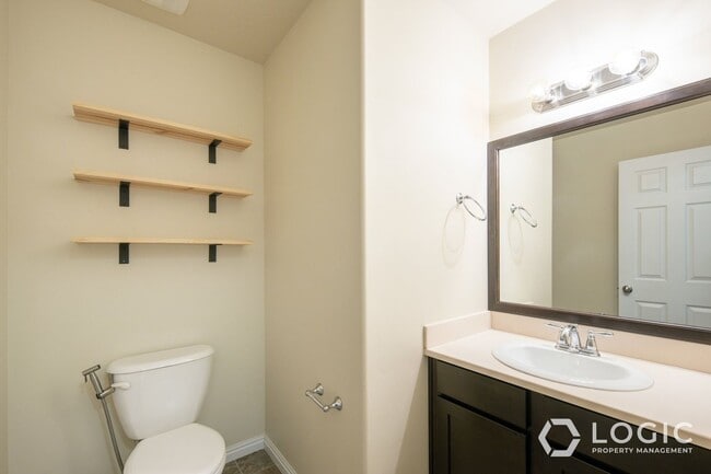 Building Photo - 692 W Chase Ln