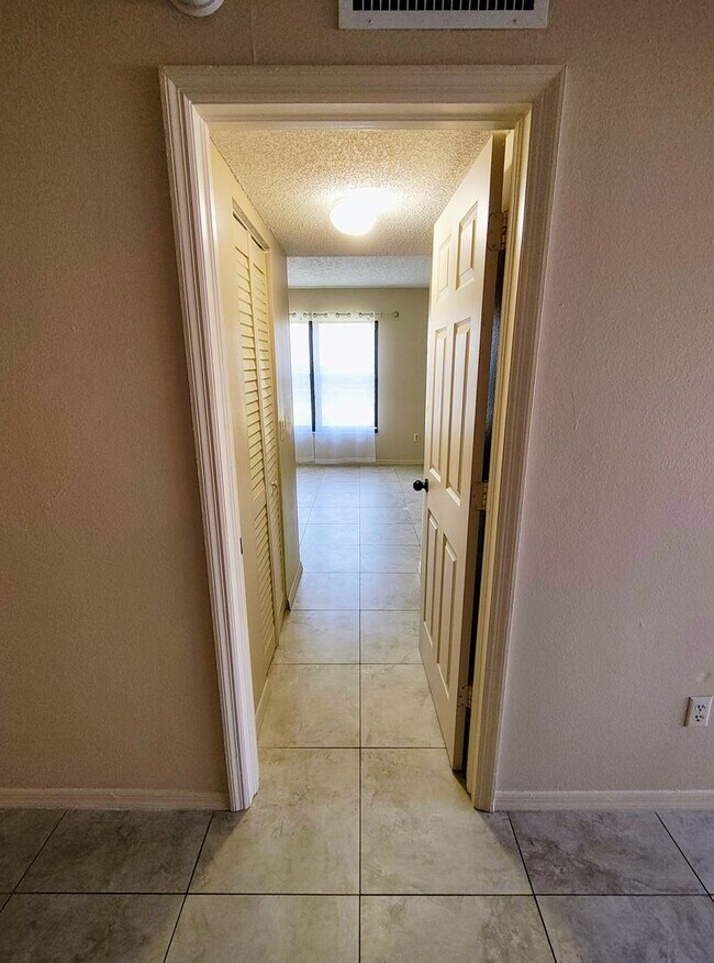 Building Photo - Charming Residence in a Prime Fort Myers Location