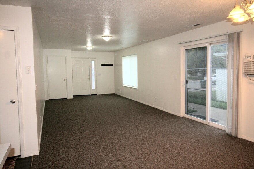 Building Photo - 14360 N Cassia St