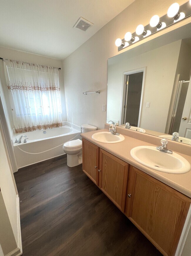 Building Photo - 729 Royal Oaks Dr