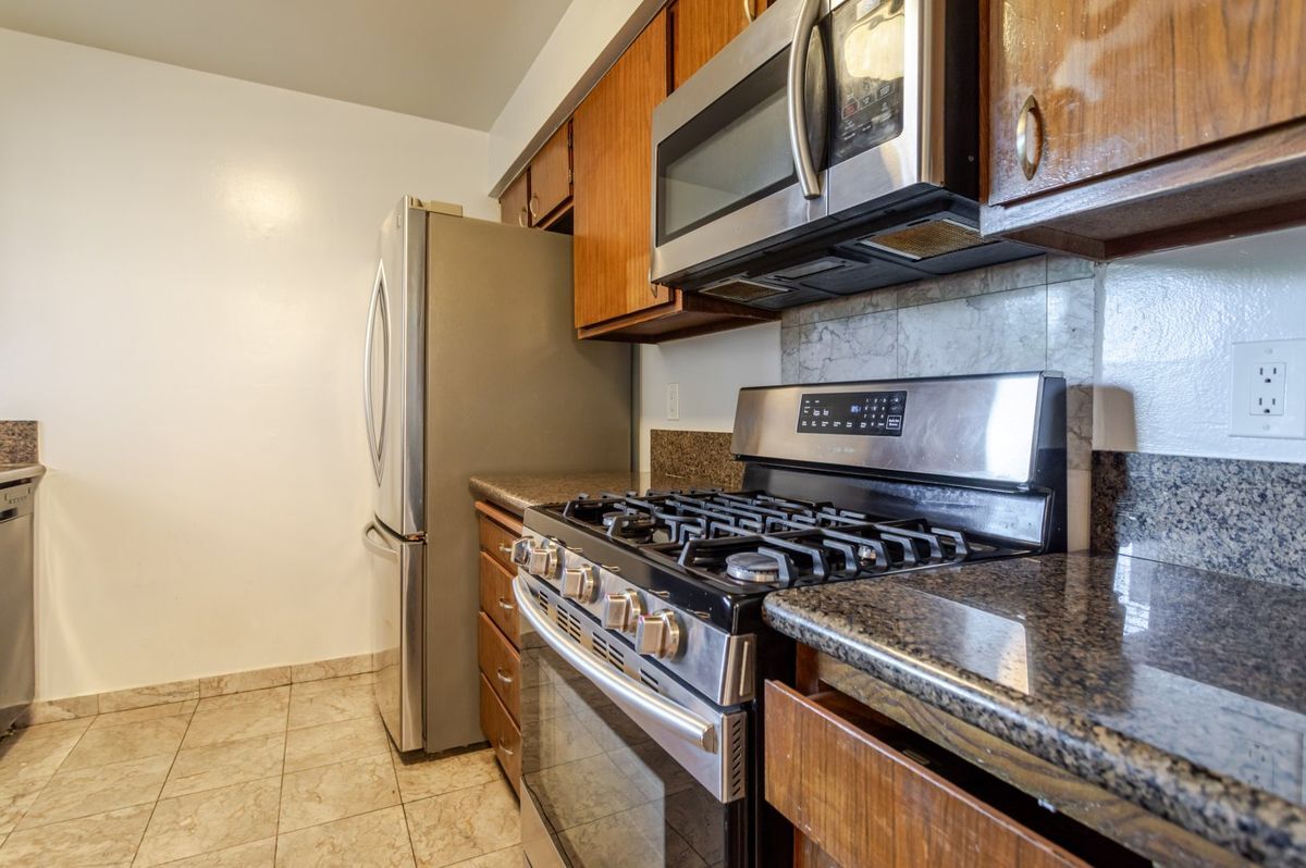 Building Photo - 14990 Victory Blvd