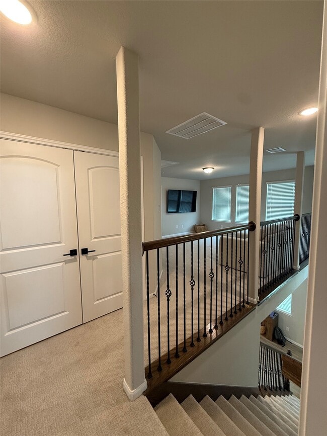 Building Photo - 5504 Hyde Park Dr
