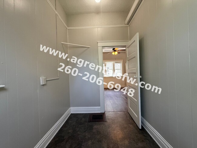 Building Photo - 2411 Fox Ave