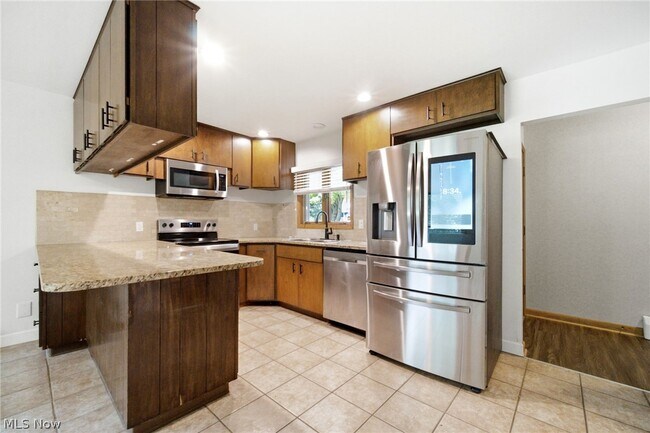 Building Photo - 1097 Oak Tree Rd