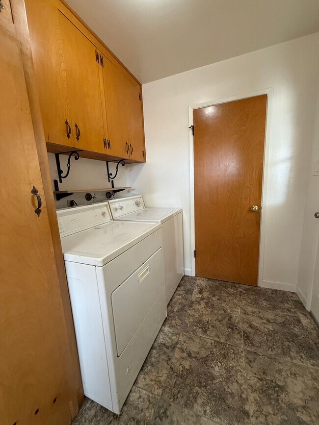 Building Photo - 1950's Ranch Style 2+2 with den/office Hom...