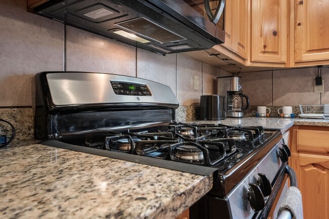 Building Photo - Sevierville 37876 - 3 bedroom, 3.5 Bath, 2486 sq. ft. Cabin and a 672 sq. ft. Studio above garage...