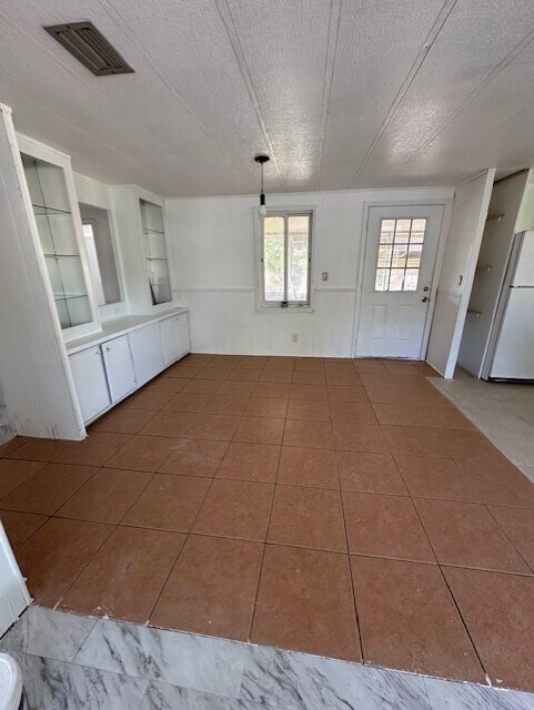 Building Photo - 11367 Redbud Ln