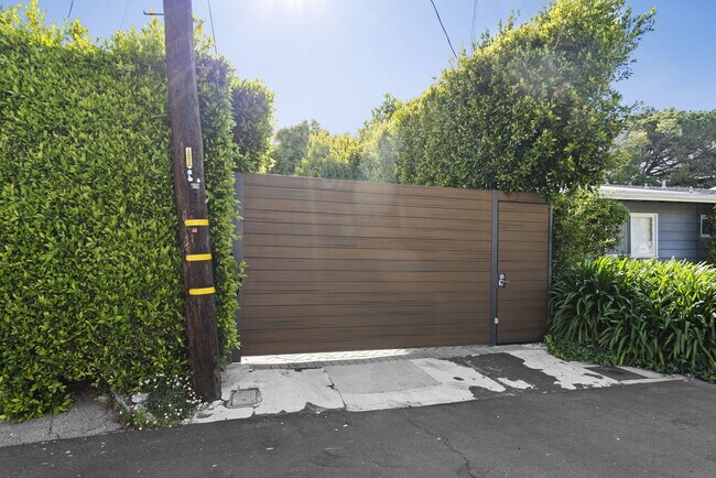Building Photo - 641 Walther Way