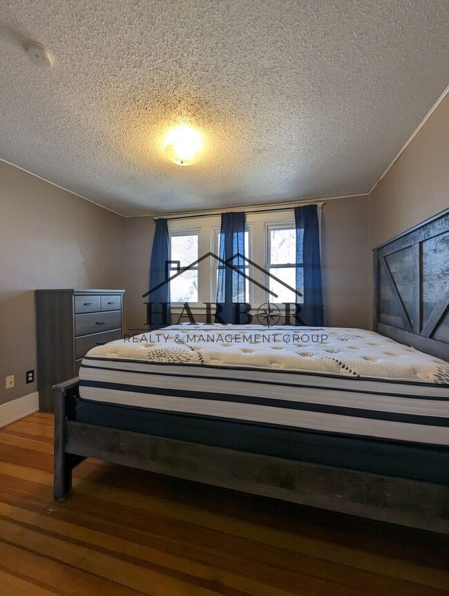 Building Photo - Charming single family home with beautiful...