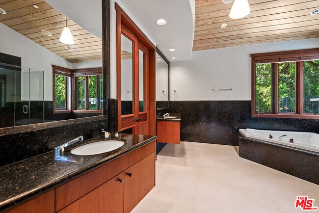 Building Photo - 1160 Shadow Hill Way