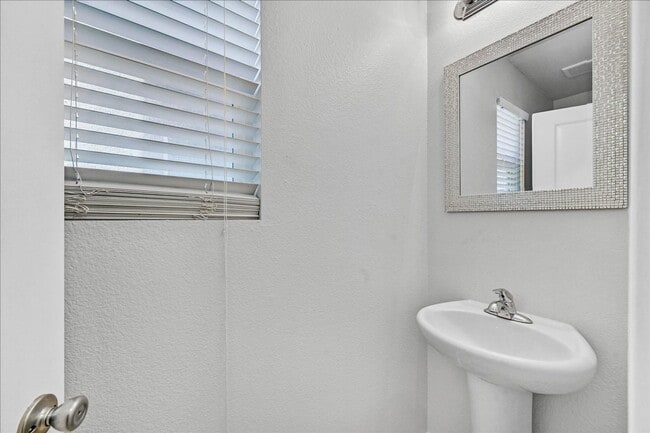 Building Photo - 3 Bedroom Home with Gorgeous Kitchen.