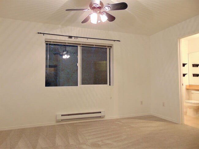 Building Photo - Lovely and Spacious 2 BR/1.75 BA Kirkland ...