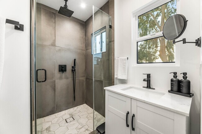 Building Photo - 1400 N Orange Dr