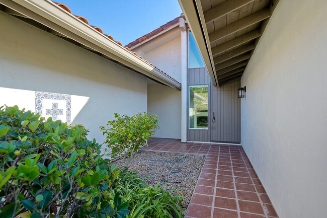Building Photo - Beautifully remodeled single-story home in the heart of Solana Beach!