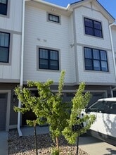 Building Photo - 2907 SW Prairie Trail Pky